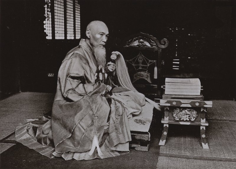 仏教の僧侶（モノクロ写真 作： ハーバート・ポンティング
