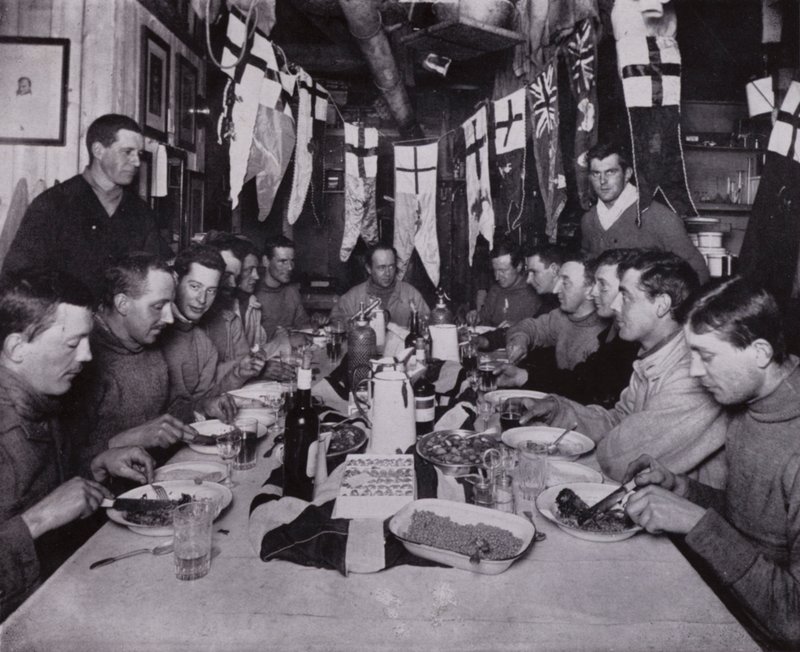 スコット船長の誕生日会（モノクロ写真 作： ハーバート・ポンティング