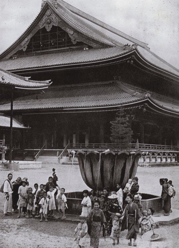 京都・東本願寺（モノクロ写真 作： ハーバート・ポンティング