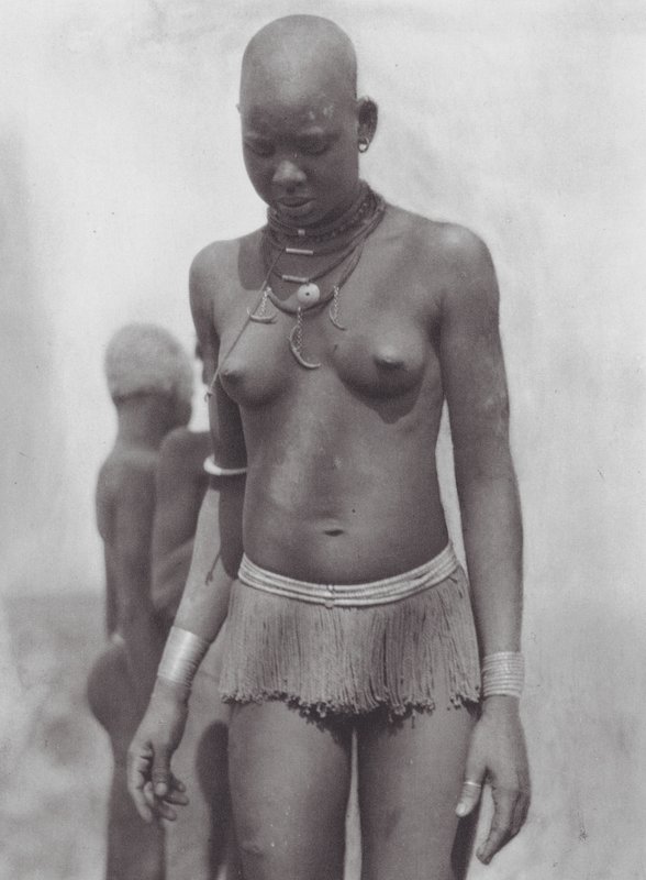 アフリカヌエル族の女性（モノクロ写真） 作： ヒューゴ・アドルフ・ベルナツィク