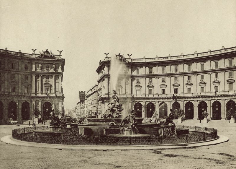 エクセドラまたはテルミニ広場 作： イタリアの写真家