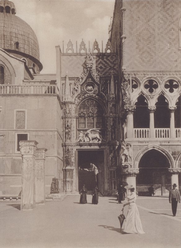 ポルタ・デラ・カルタ（モノクロ写真 作： イタリアの写真家