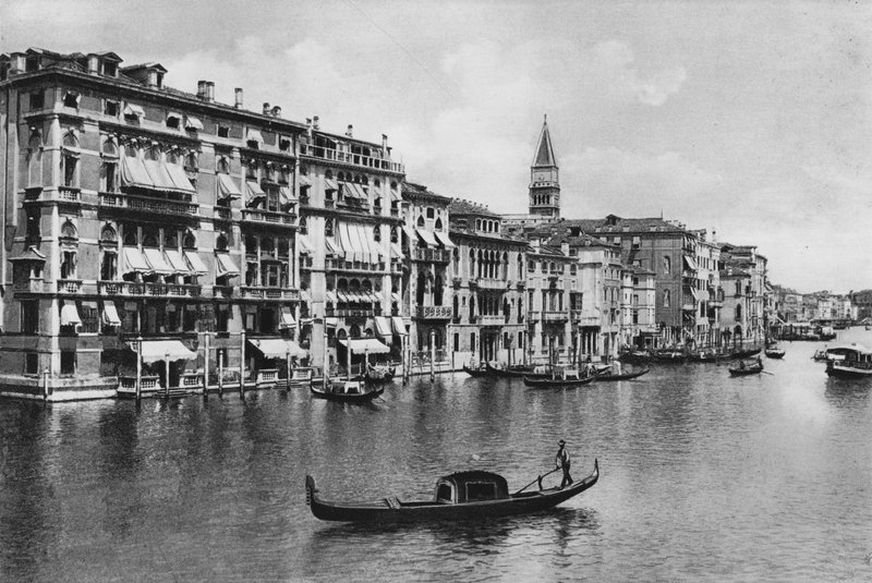 ベネチア、大運河とホテル（モノクロ写真 作： イタリアの写真家