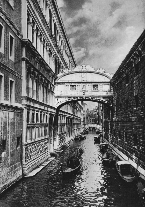ベネチア、ため息の橋（モノクロ写真 作： イタリアの写真家
