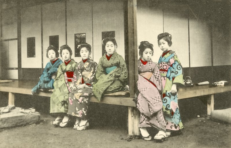 日本の女性のグループ、おそらく芸者 作： 日本の写真家