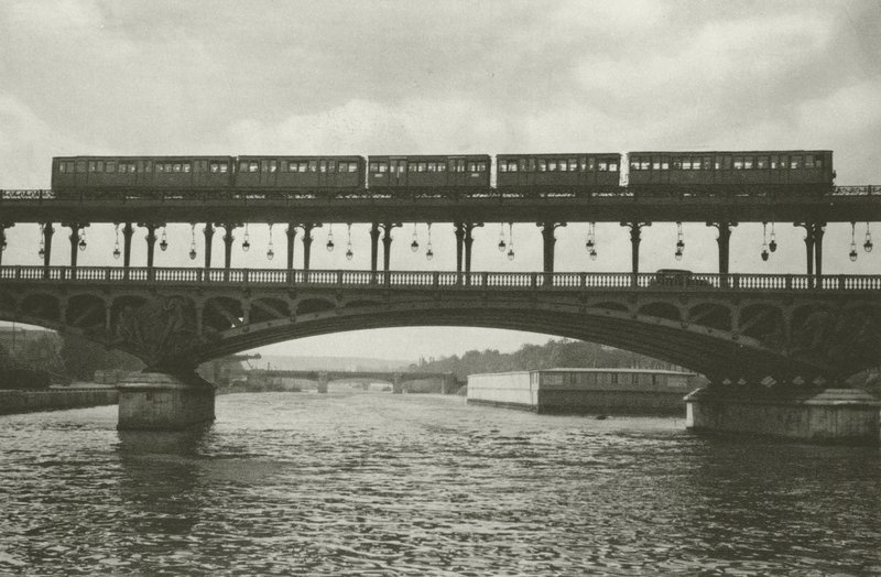 パリ: パッシー橋 (白黒写真) 作： マリオ・ブコビッチ