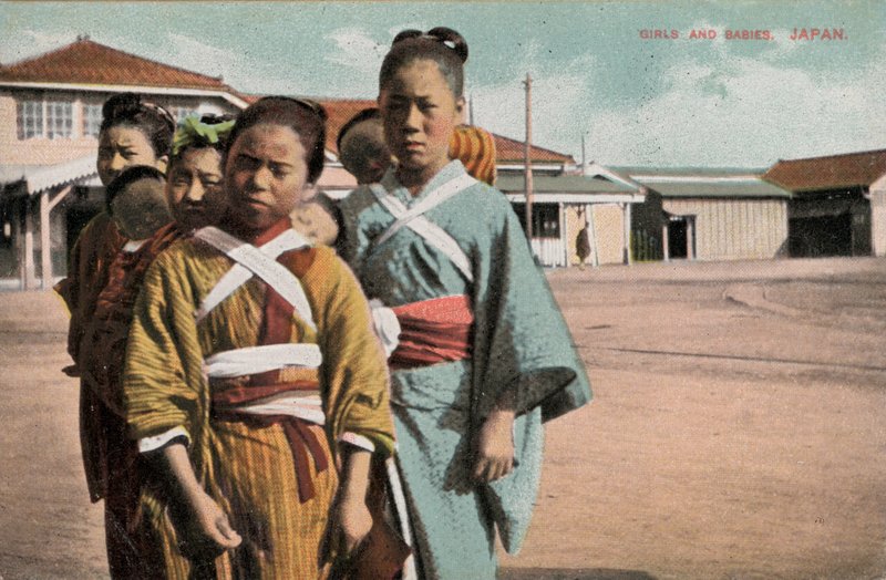 女の子と赤ちゃん、日本（写真 作： 写真家日本人