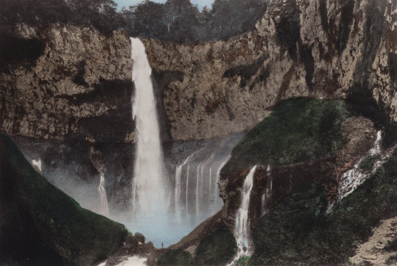 日本、1912年頃：日光・華厳の滝（写真 作： 写真家日本人