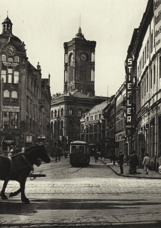 ベルリンRathaus; Town Hall (モノクロ写真) 作： サーシャ・ストーン