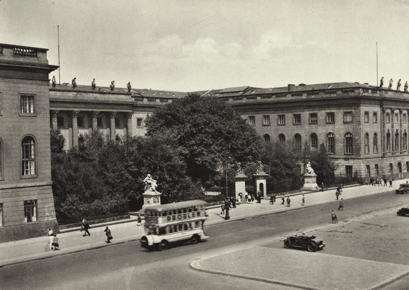 ベルリンUniversitat; University (白黒写真) 作： サーシャ・ストーン
