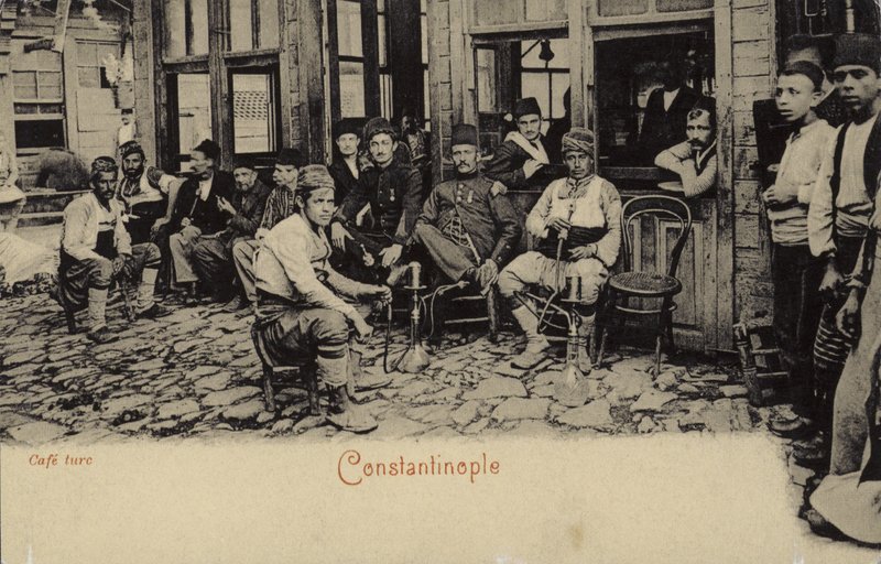 トルコのコーヒーハウス、コンスタンティノープル、1898 作： トルコの写真家
