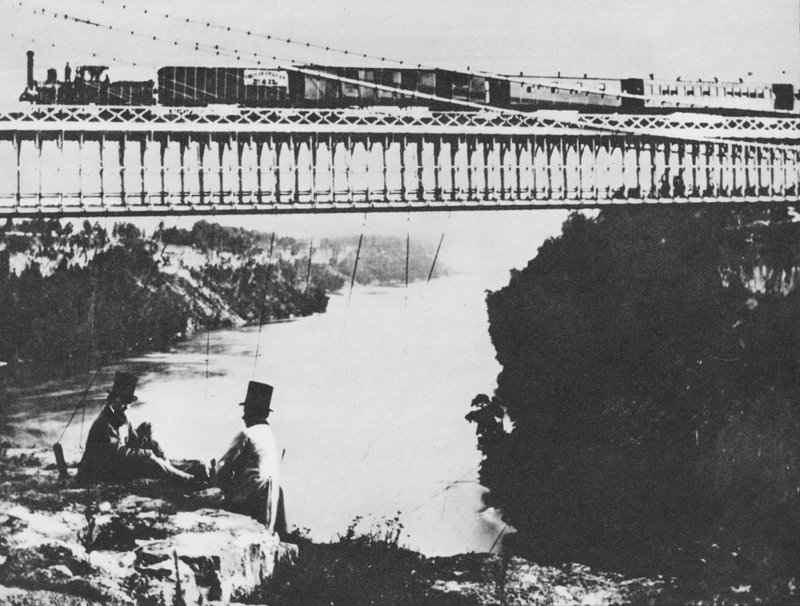 ナイアガラに架かる最初の鉄道橋（モノクロ写真 作： ウィリアム・イングランド